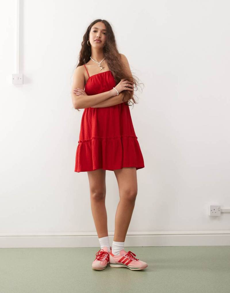 Miss Selfridge - Gestuftes Seersucker-Hängerkleid in Rot von Miss Selfridge