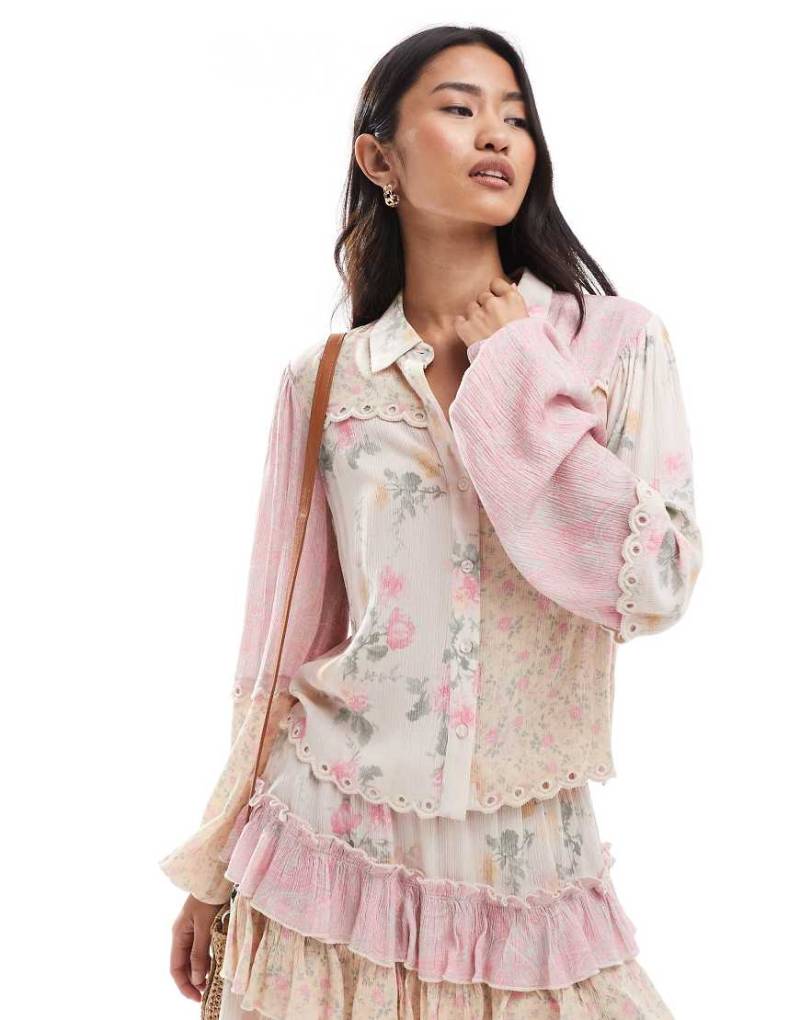 Miss Selfridge - Gewebte Hemdbluse mit Mustermix und rosa Blümchenmuster von Miss Selfridge