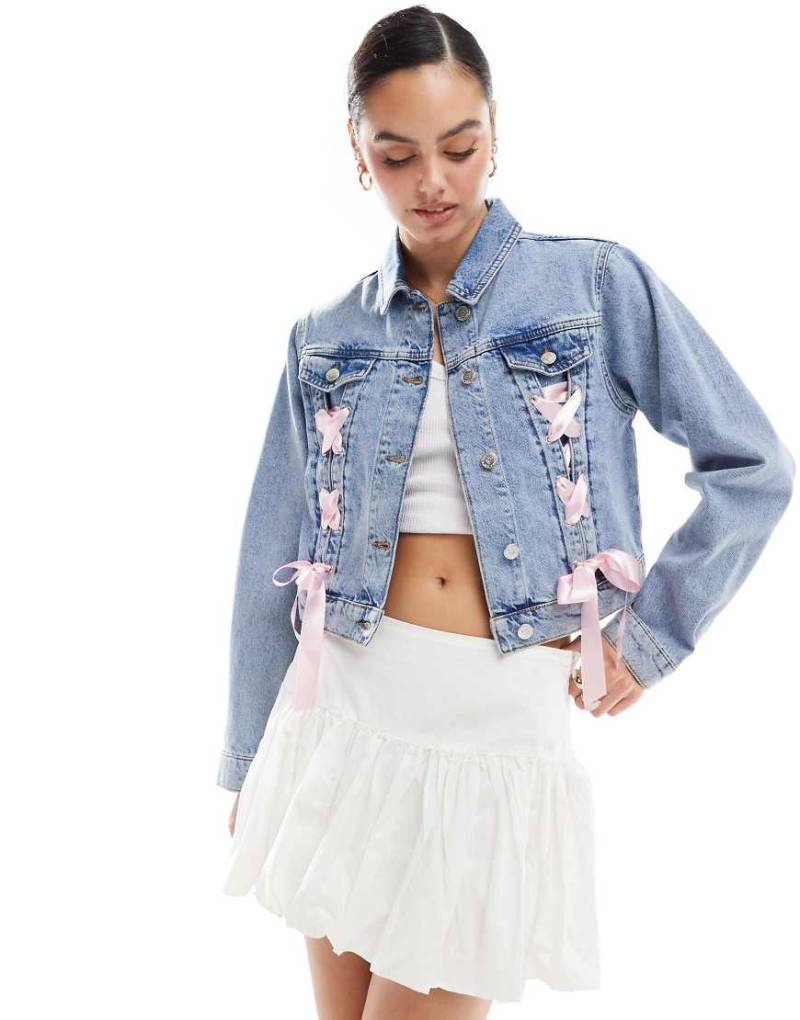 Miss Selfridge - Girlfriend-Jacke aus Denim in mittelblauer Waschung mit Schleifendetails aus Satin von Miss Selfridge