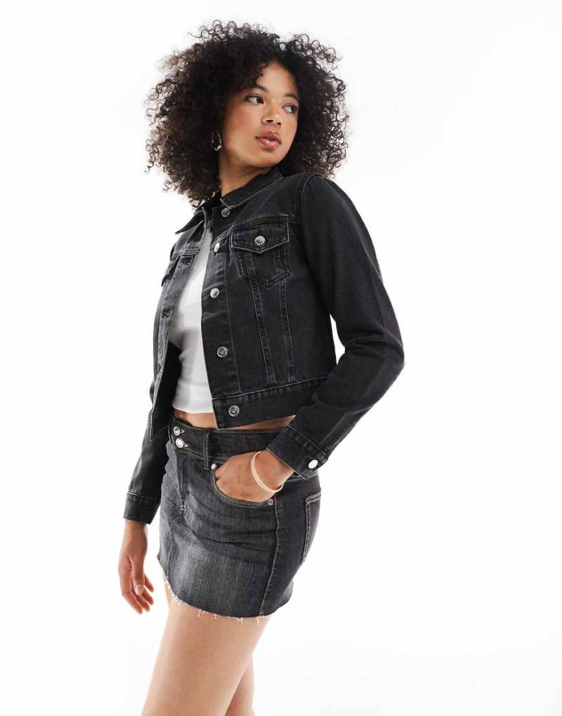 Miss Selfridge - Girlfriend-Jeansjacke in schlichter schwarzer Waschung von Miss Selfridge