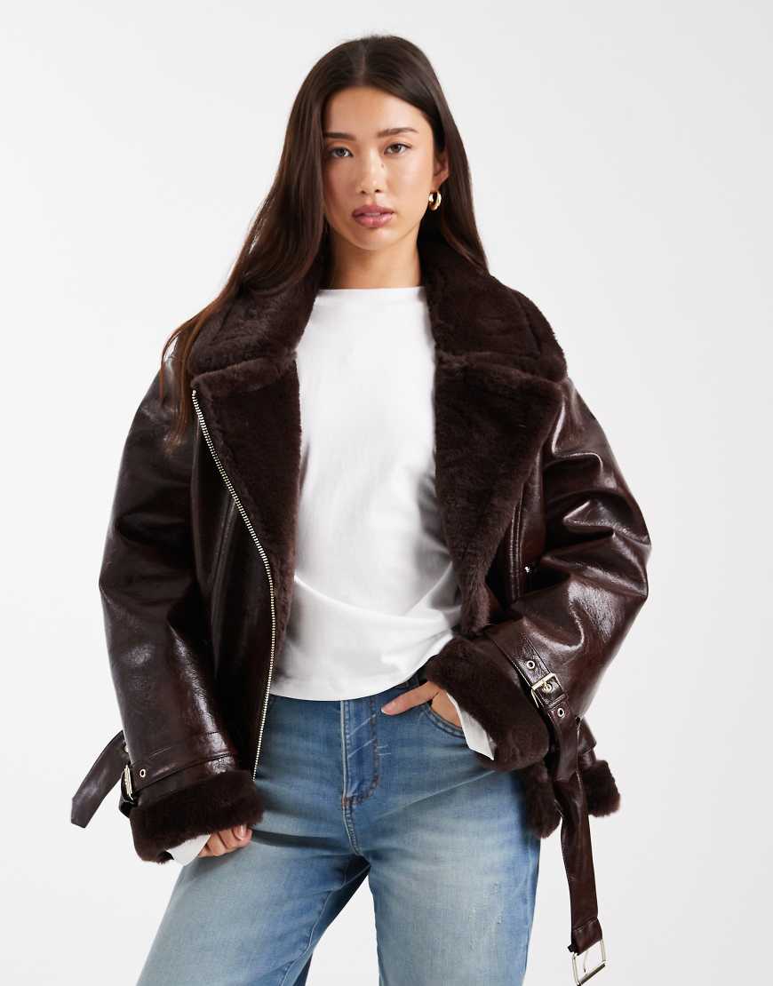 Miss Selfridge - Glänzende Pilotenjacke in Burgunderrot von Miss Selfridge