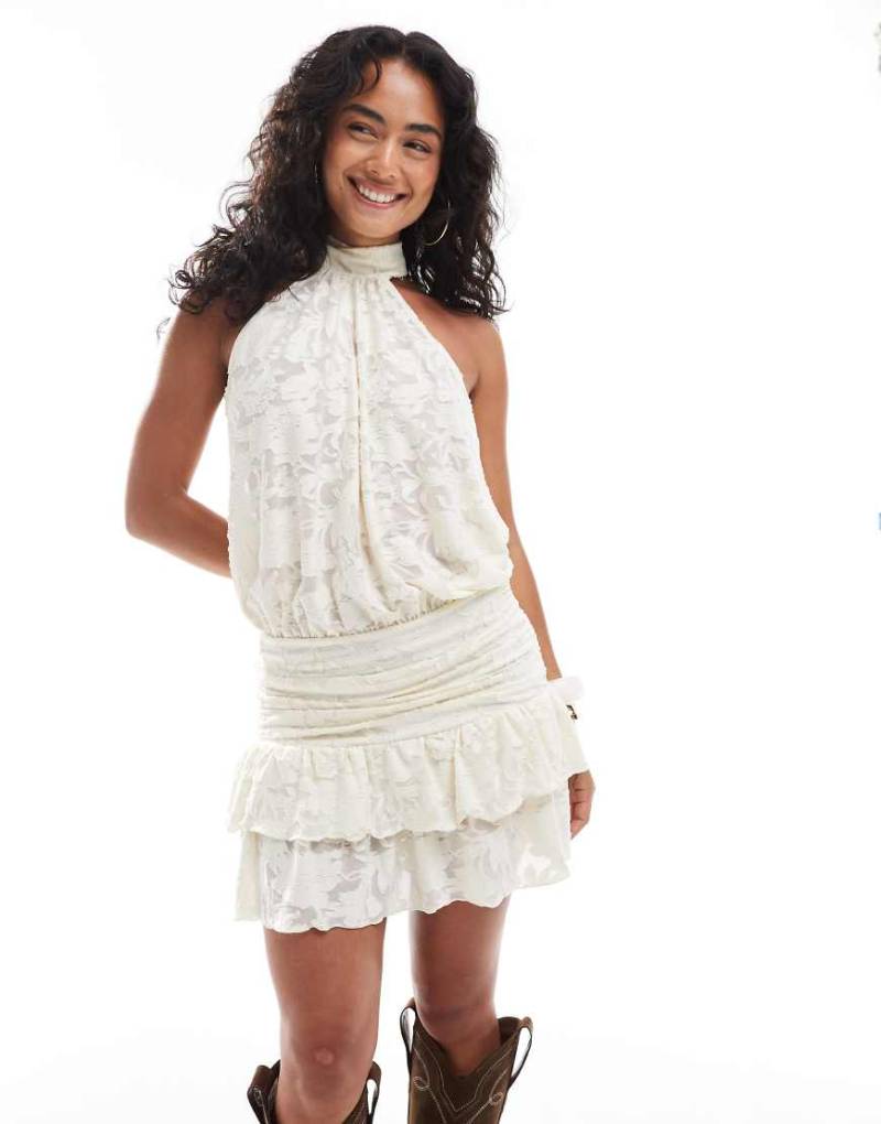 Miss Selfridge - Halbtransparentes Mini-Sommerkleid aus Jacquard-Spitze in Elfenbeinweiß mit Neckholder und Rückenausschnitt von Miss Selfridge