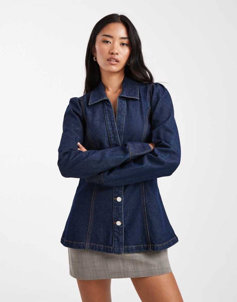 Miss Selfridge - Hemd in blauer Waschung mit Nahtdetail von Miss Selfridge
