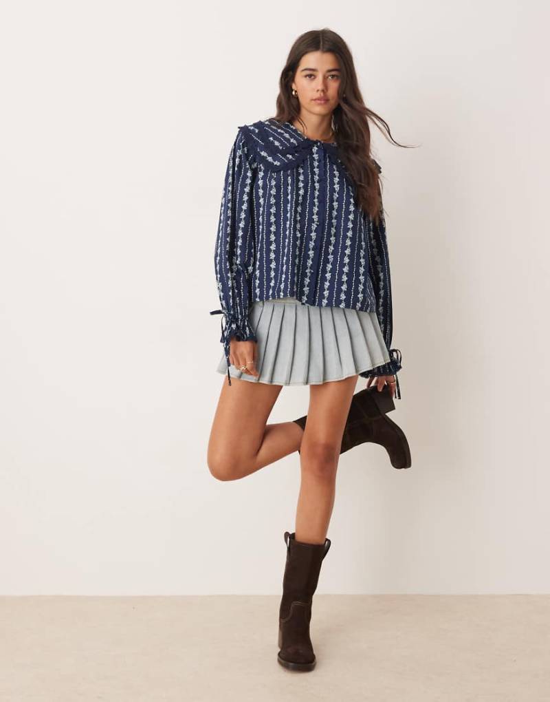 Miss Selfridge - Hemdbluse in Blau mit Doppelkragen und floralem Tapetenmuster von Miss Selfridge