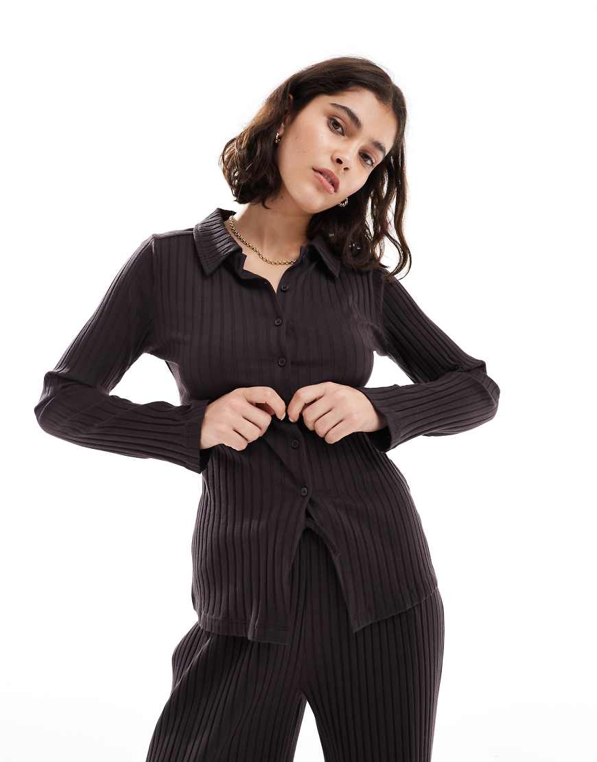Miss Selfridge - Hemdbluse in Schokobraun mit Kragendetail und Rippenstruktur-Brown von Miss Selfridge