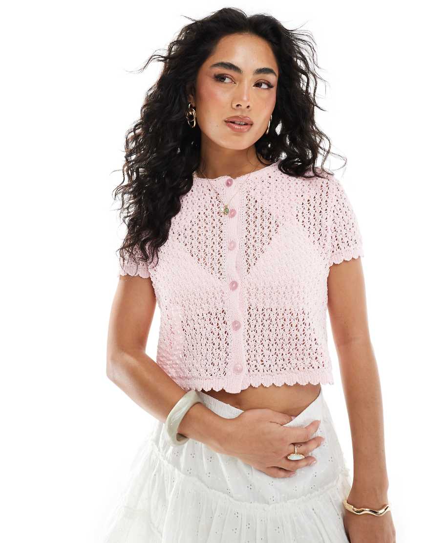 Miss Selfridge - Kurzärmlige Pointelle-Strickjacke in Rosa-Keine Farbe Miss Selfridge - Kurzärmlige Pointelle-Strickjacke in Rosa-Keine Farbe von Miss Selfridge
