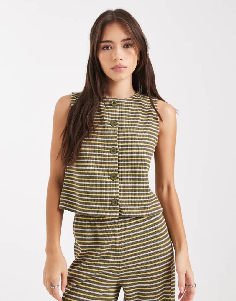 Miss Selfridge - Hochwertige, gerippte, ärmellose Weste in Olivgrün gestreift mit weicher Haptik-Bunt von Miss Selfridge