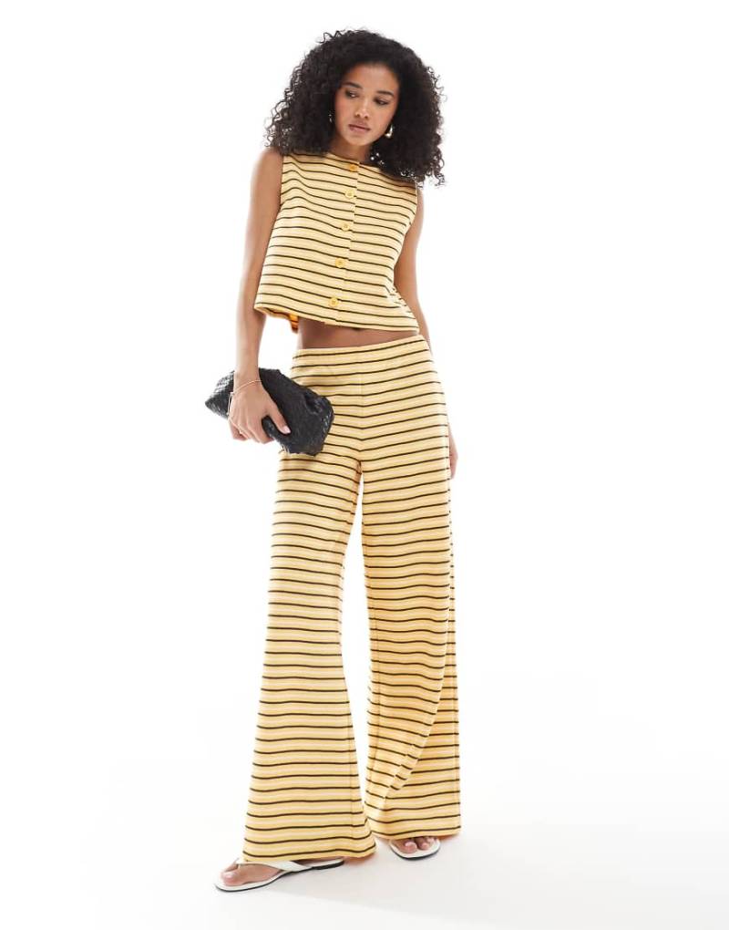 Miss Selfridge - Hochwertige, gerippte Hose mit Streifenmuster und weitem Bein-Bunt Miss Selfridge - Hochwertige, gerippte Hose mit Streifenmuster und weitem Bein-Bunt von Miss Selfridge