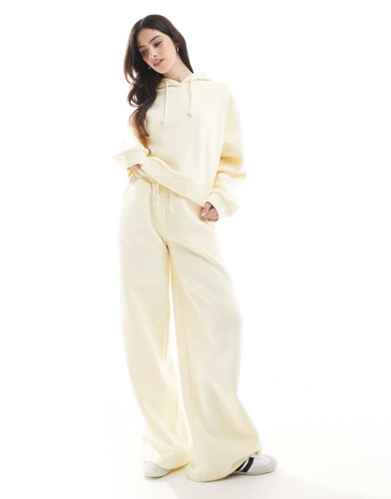 Miss Selfridge - Hochwertige Jogginghose in Buttergelb mit weitem Bein, Kombiteil eines 3-teiligen Sets-Neutral von Miss Selfridge