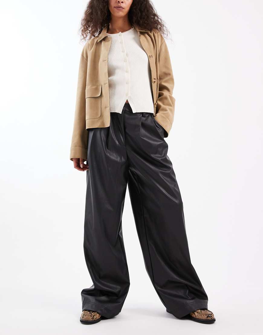 Miss Selfridge - Hose aus schwarzem Kunstleder mit weitem Bein von Miss Selfridge