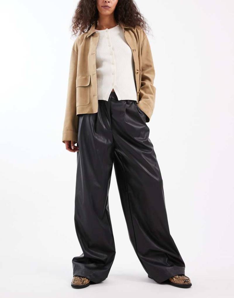 Miss Selfridge - Hose aus schwarzem Kunstleder mit weitem Bein von Miss Selfridge