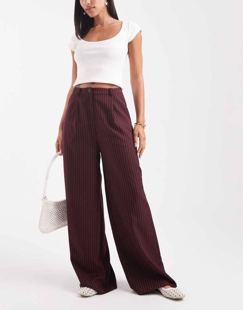 Miss Selfridge - Hose in Burgunderrot mit Nadelstreifen Miss Selfridge - Hose in Burgunderrot mit Nadelstreifen von Miss Selfridge
