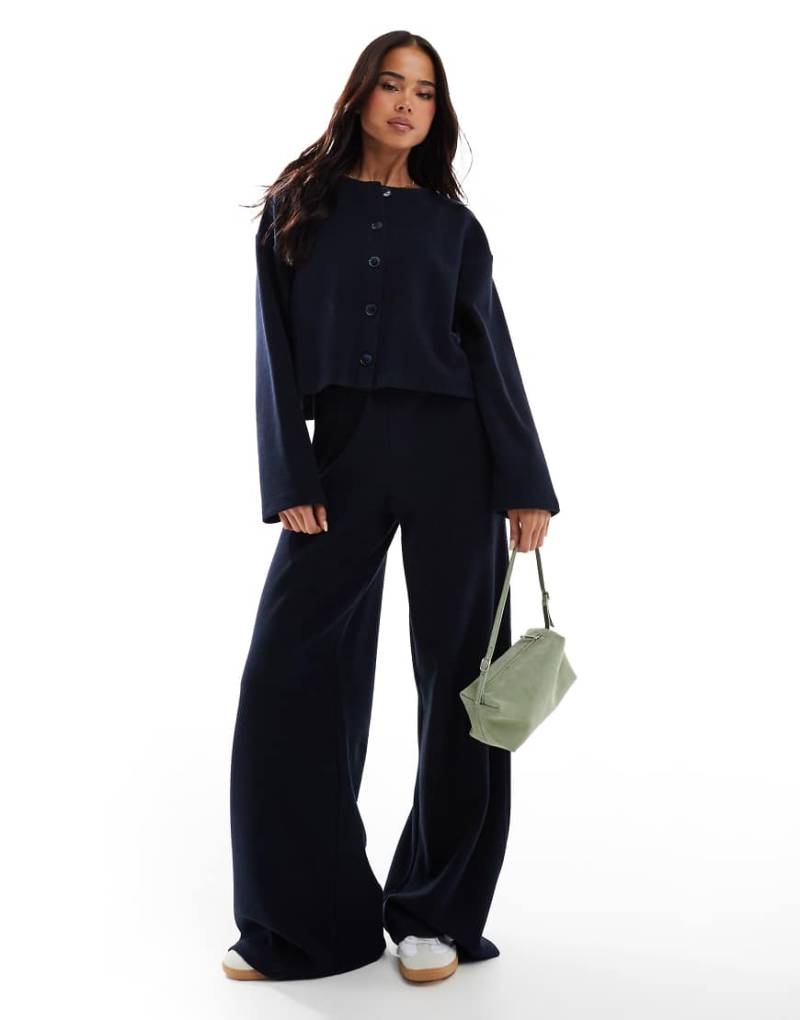 Miss Selfridge - Hose in Marineblau mit weitem Bein und weicher Rippenstruktur von Miss Selfridge
