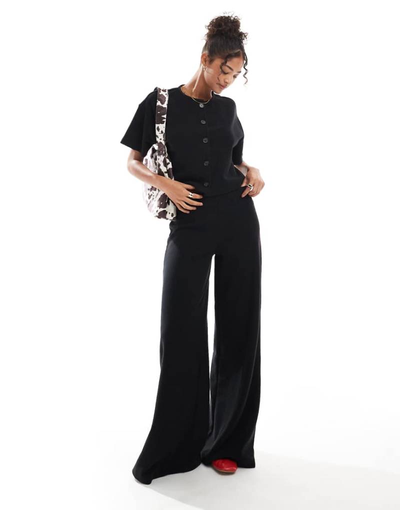 Miss Selfridge - Hose in Schwarz mit weitem Bein und weicher Rippenstruktur Miss Selfridge - Hose in Schwarz mit weitem Bein und weicher Rippenstruktur von Miss Selfridge