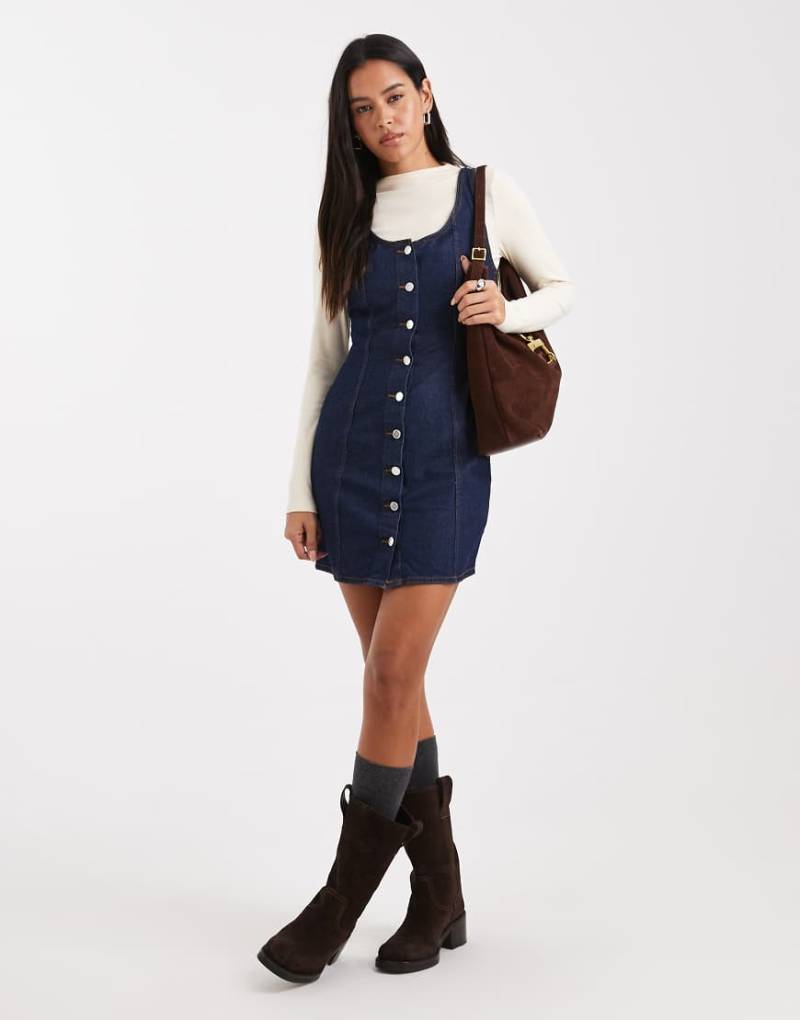 Miss Selfridge - Jeans-Minikleid in blauer Waschung mit Knopfleiste von Miss Selfridge