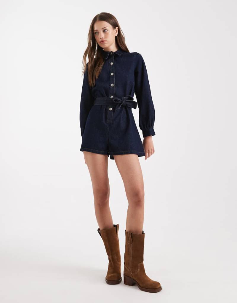 Miss Selfridge - Jeans-Playsuit in indigoblauer Waschung mit Bindegürtel-Marineblau Miss Selfridge - Jeans-Playsuit in indigoblauer Waschung mit Bindegürtel-Marineblau von Miss Selfridge