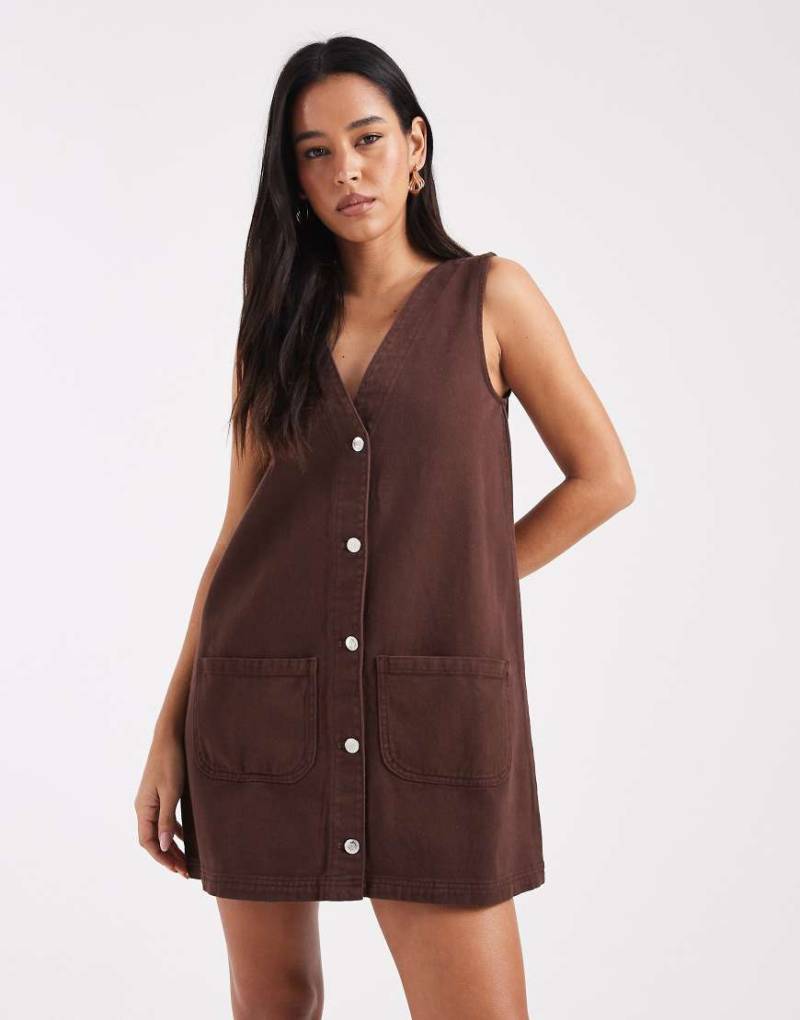 Miss Selfridge - Jeans-Schürzenkleid in Schokobraun-Brown Miss Selfridge - Jeans-Schürzenkleid in Schokobraun-Brown von Miss Selfridge