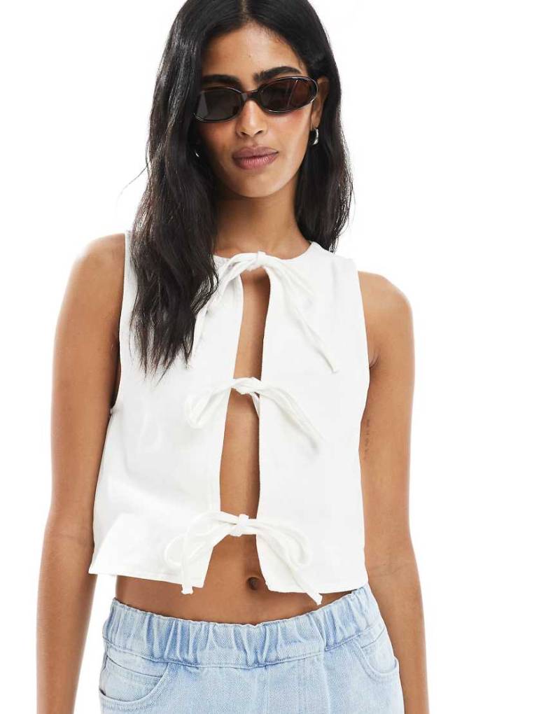 Miss Selfridge - Jeans-Weste in Ecru mit Schnürung vorne-Weiß von Miss Selfridge