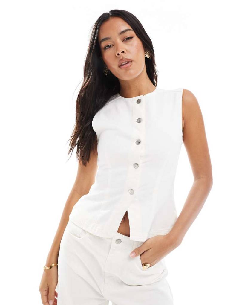 Miss Selfridge - Jeans-Weste in ecruweißer Waschung von Miss Selfridge