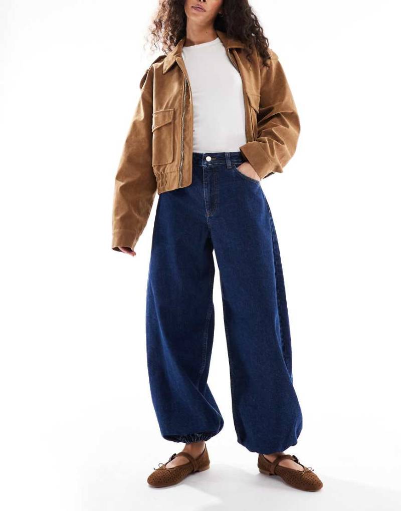 Miss Selfridge - Ballon-Jeans in Indigo mit elastischen Bündchen-Marineblau Miss Selfridge - Ballon-Jeans in Indigo mit elastischen Bündchen-Marineblau von Miss Selfridge