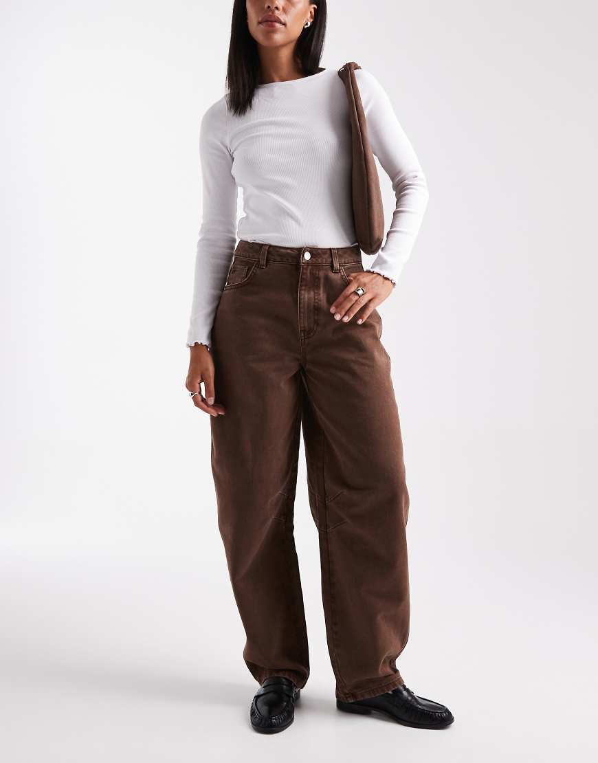 Miss Selfridge - Jeans in schokobrauner Waschung mit abgerundetem Beinschnitt-Brown von Miss Selfridge