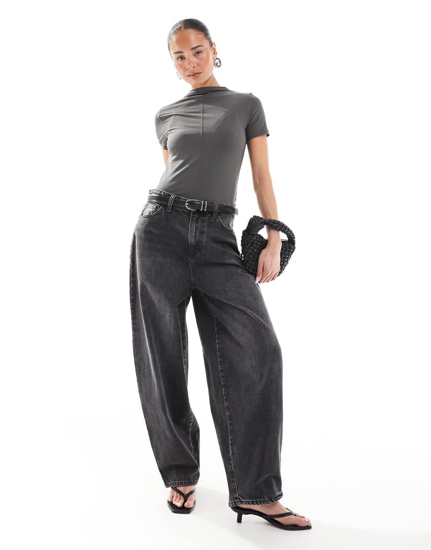 Miss Selfridge - Weit geschnittene Jeans in schwarzer Waschung Miss Selfridge - Weit geschnittene Jeans in schwarzer Waschung von Miss Selfridge