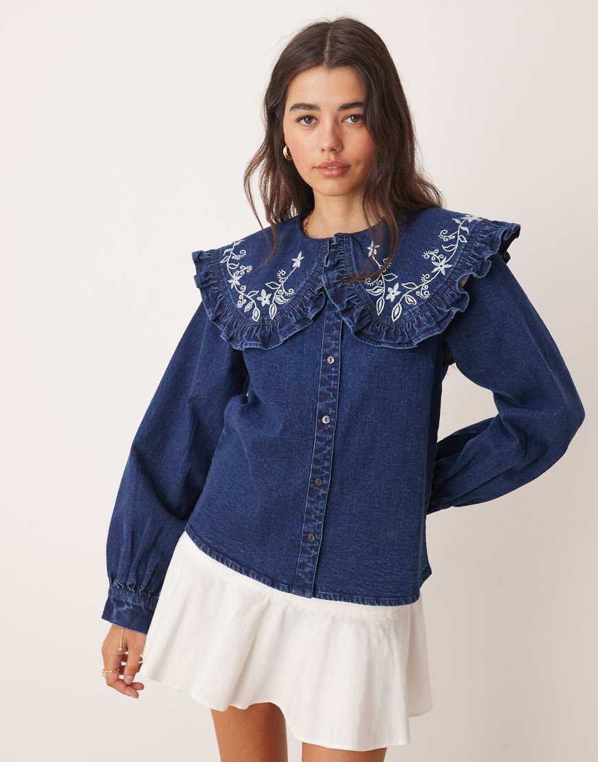 Miss Selfridge - Jeanshemd in Indigoblau mit besticktem Rüschenkragen-Marineblau Miss Selfridge - Jeanshemd in Indigoblau mit besticktem Rüschenkragen-Marineblau von Miss Selfridge