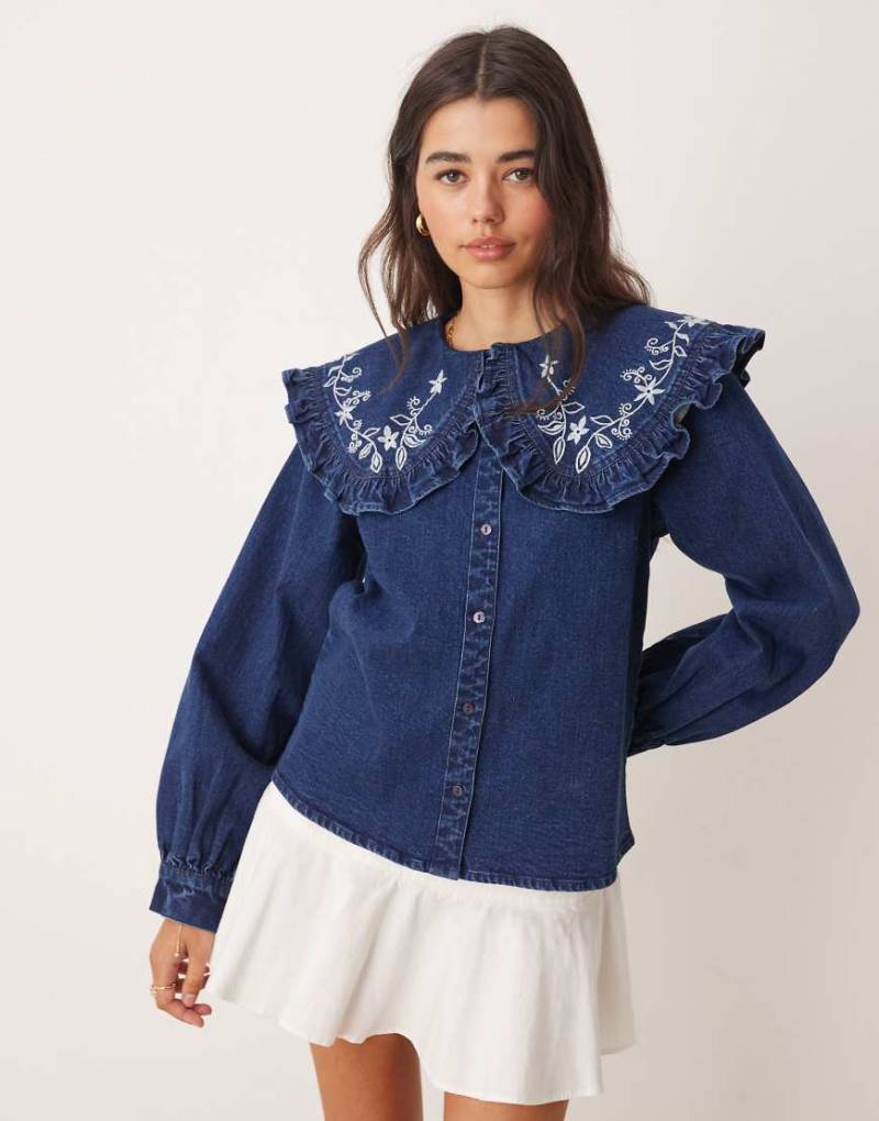 Miss Selfridge - Jeanshemd in Indigoblau mit besticktem Rüschenkragen-Marineblau Miss Selfridge - Jeanshemd in Indigoblau mit besticktem Rüschenkragen-Marineblau von Miss Selfridge