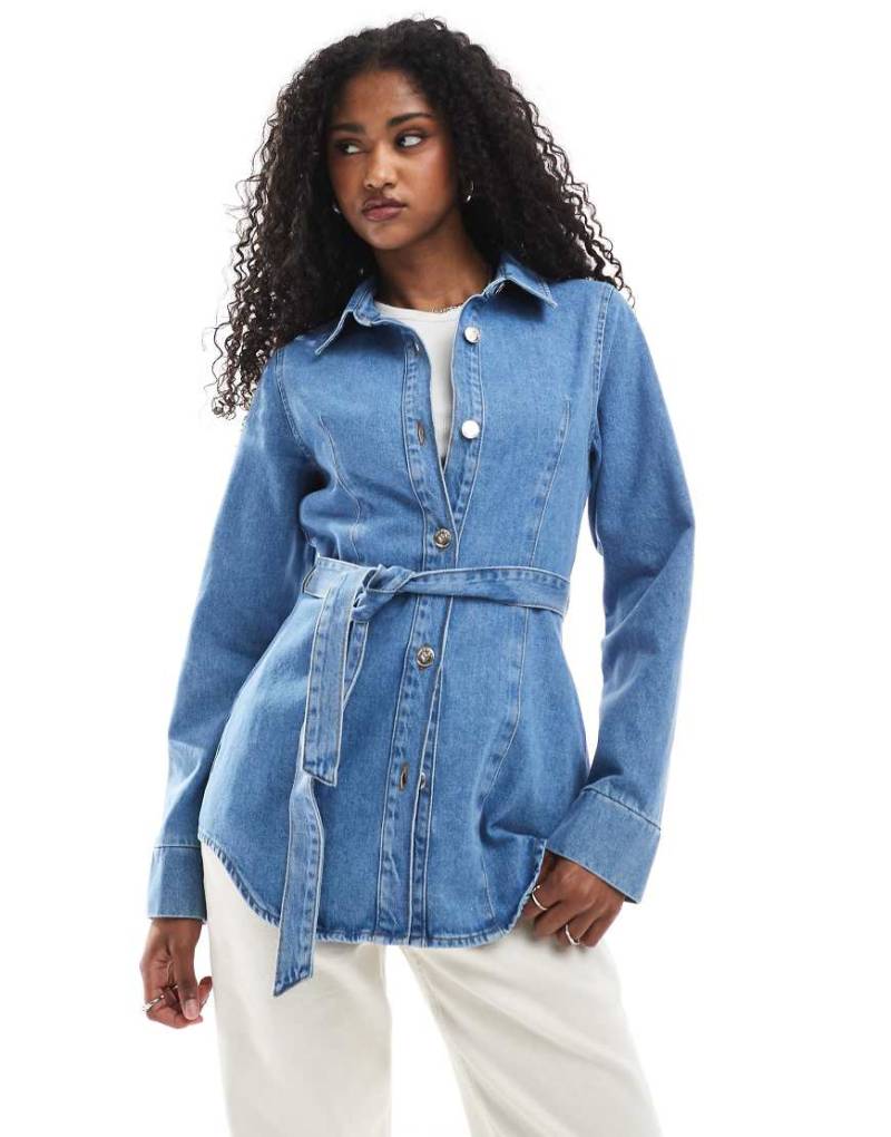 Miss Selfridge - Jeansjacke in mittlerer Waschung mit abgenähter Taille und Gürtel-Blau von Miss Selfridge
