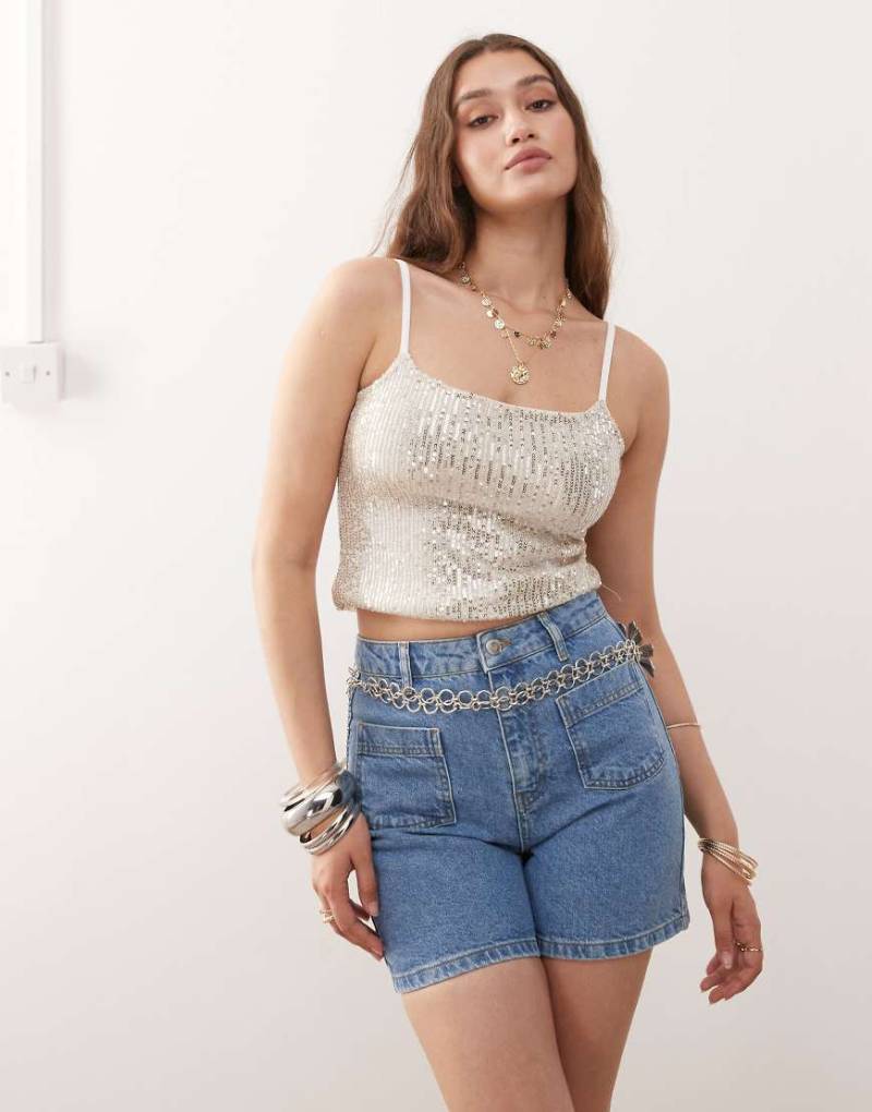 Miss Selfridge - Jeansshorts in mittlerer Waschung mit aufgesetzten Taschen-Blau von Miss Selfridge