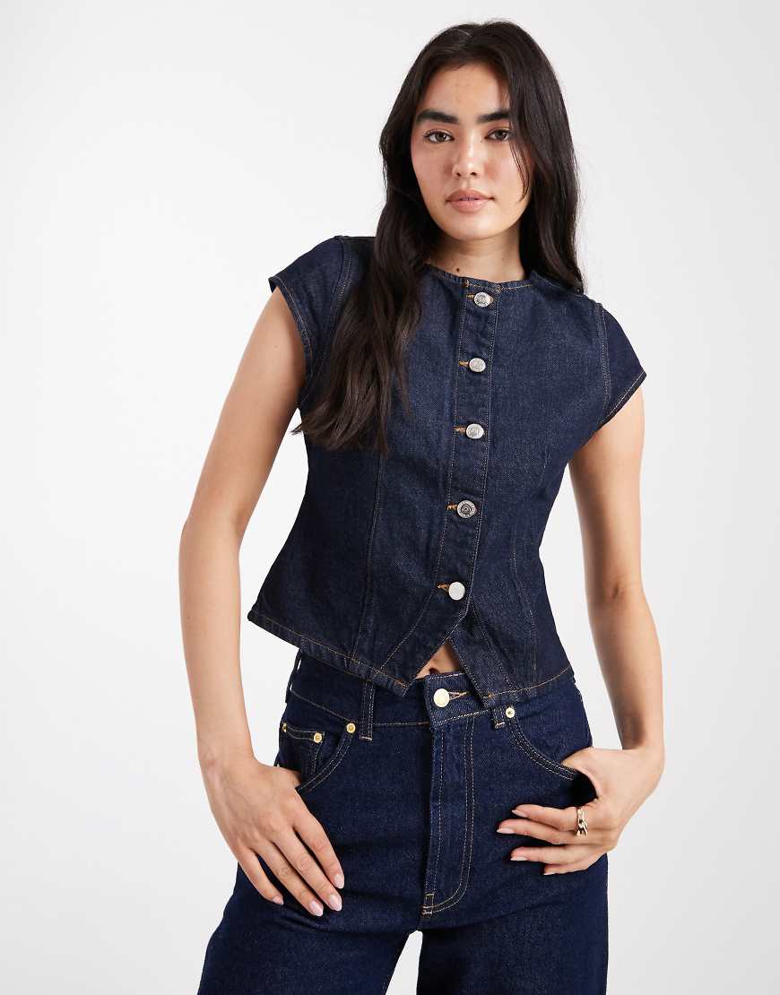 Miss Selfridge - Jeansweste in indigoblauer Waschung mit Kappärmeln von Miss Selfridge