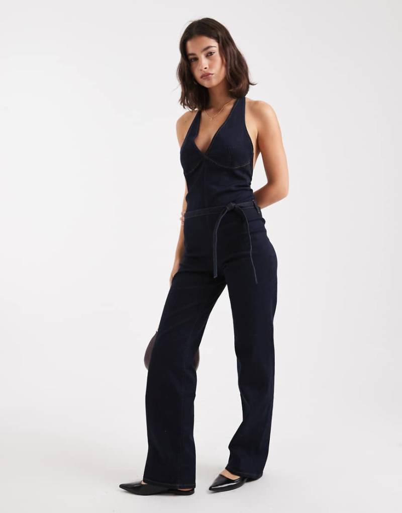 Miss Selfridge - Jumpsuit in Indigoblau mit tiefem Ausschnitt und Bindegürtel-Marineblau von Miss Selfridge