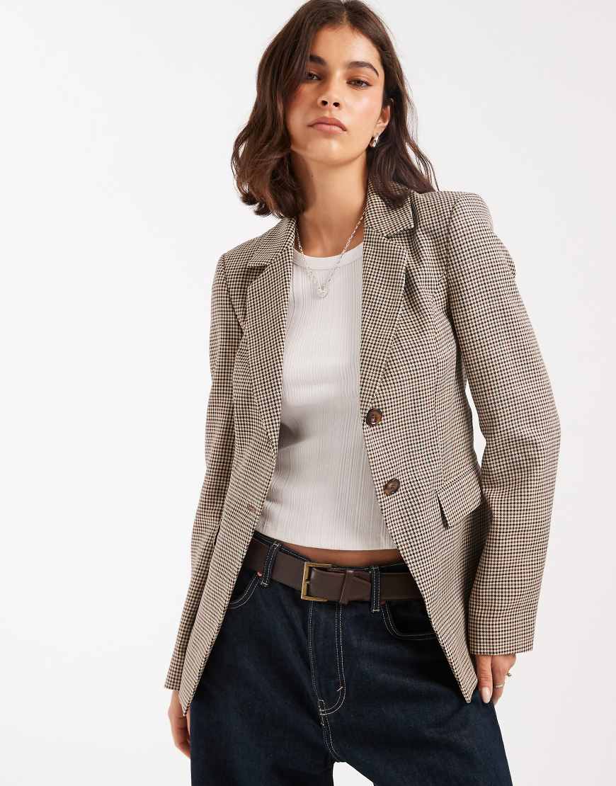 Miss Selfridge - Karierter, taillierter Blazer in neutralen Farben-Bunt von Miss Selfridge
