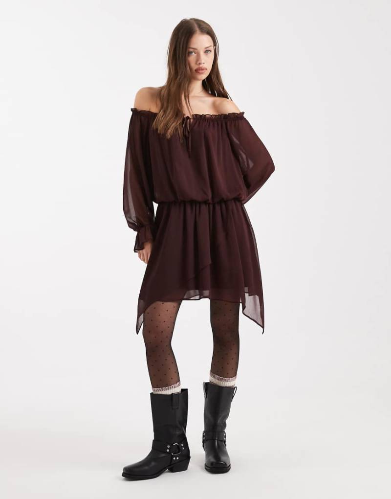 Miss Selfridge - Kleid aus Chiffon in Schokobraun mit Carmen-Ausschnitt und Zipfelsaum-Brown von Miss Selfridge
