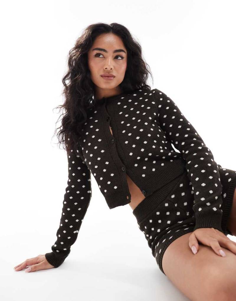 Miss Selfridge - Knapp geschnittene Strickjacke in Braun mit Punktmuster von Miss Selfridge