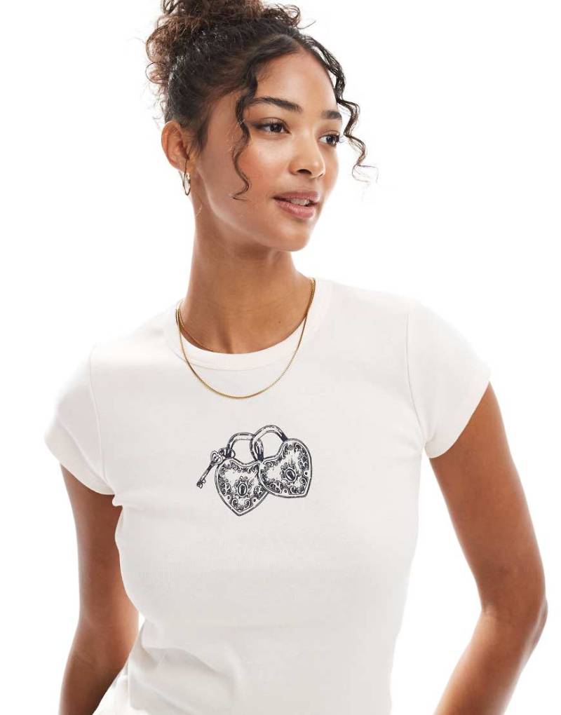 Miss Selfridge - Knapp geschnittenes Longline-T-Shirt in Hellrosa mit Herz-Schloss-Motiv von Miss Selfridge