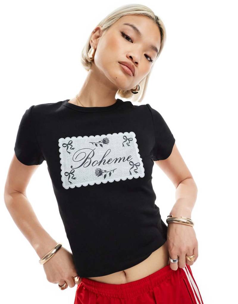 Miss Selfridge - Knapp geschnittenes T-Shirt in Schwarz mit „Boheme"-Grafikprint von Miss Selfridge