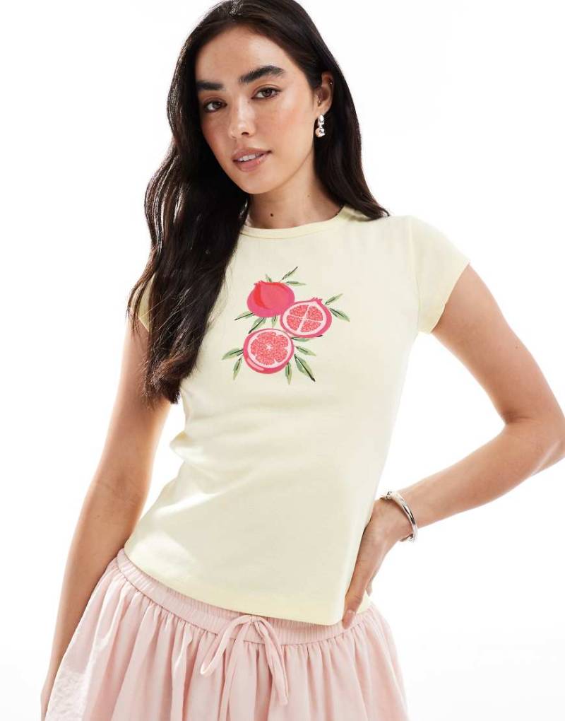 Miss Selfridge - Knapp geschnittenes T-Shirt in Buttergelb mit sommerlicher Granatapfel-Grafik von Miss Selfridge