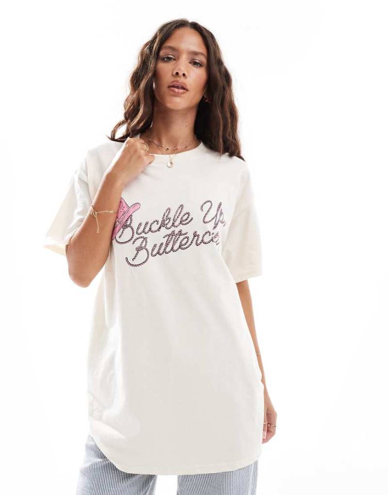 Miss Selfridge - Knapp geschnittenes T-Shirt in Cremeweiß mit „Buckle Up Buttercup"-Western-Print von Miss Selfridge