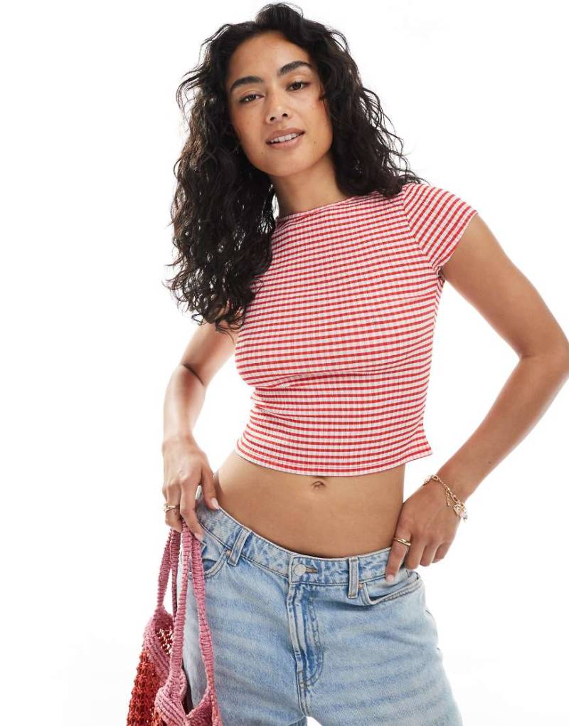 Miss Selfridge - Knapp geschnittenes T-Shirt in Rot mit Vichy-Karos und Schnürung am Rücken-Keine Farbe von Miss Selfridge