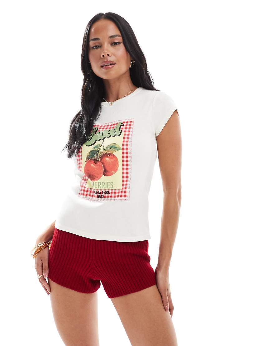 Miss Selfridge - Knapp geschnittenes T-Shirt in Rot mit kariertem Kirschen-Print Miss Selfridge - Knapp geschnittenes T-Shirt in Rot mit kariertem Kirschen-Print von Miss Selfridge