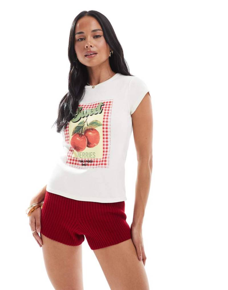 Miss Selfridge - Knapp geschnittenes T-Shirt in Rot mit kariertem Kirschen-Print von Miss Selfridge