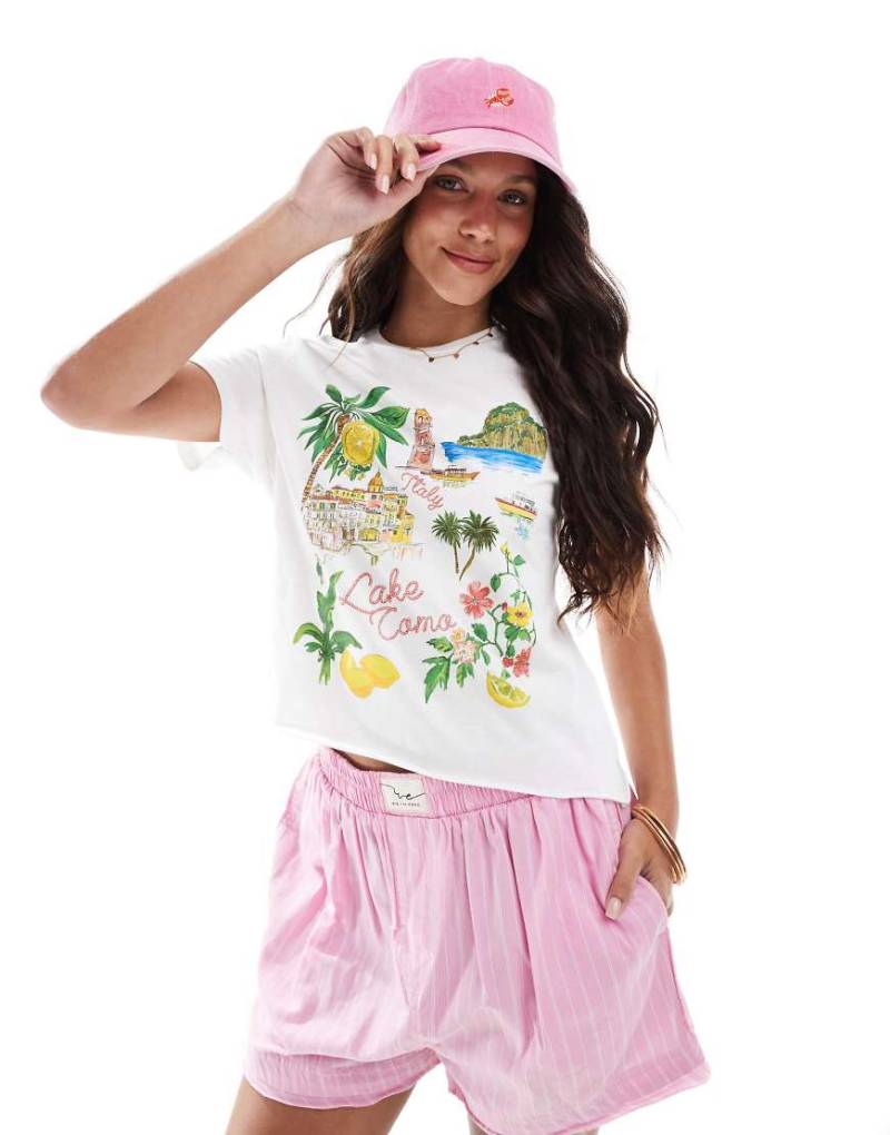 Miss Selfridge - Knapp geschnittenes T-Shirt in Weiß mit „Lake Como"-Sommerprint von Miss Selfridge