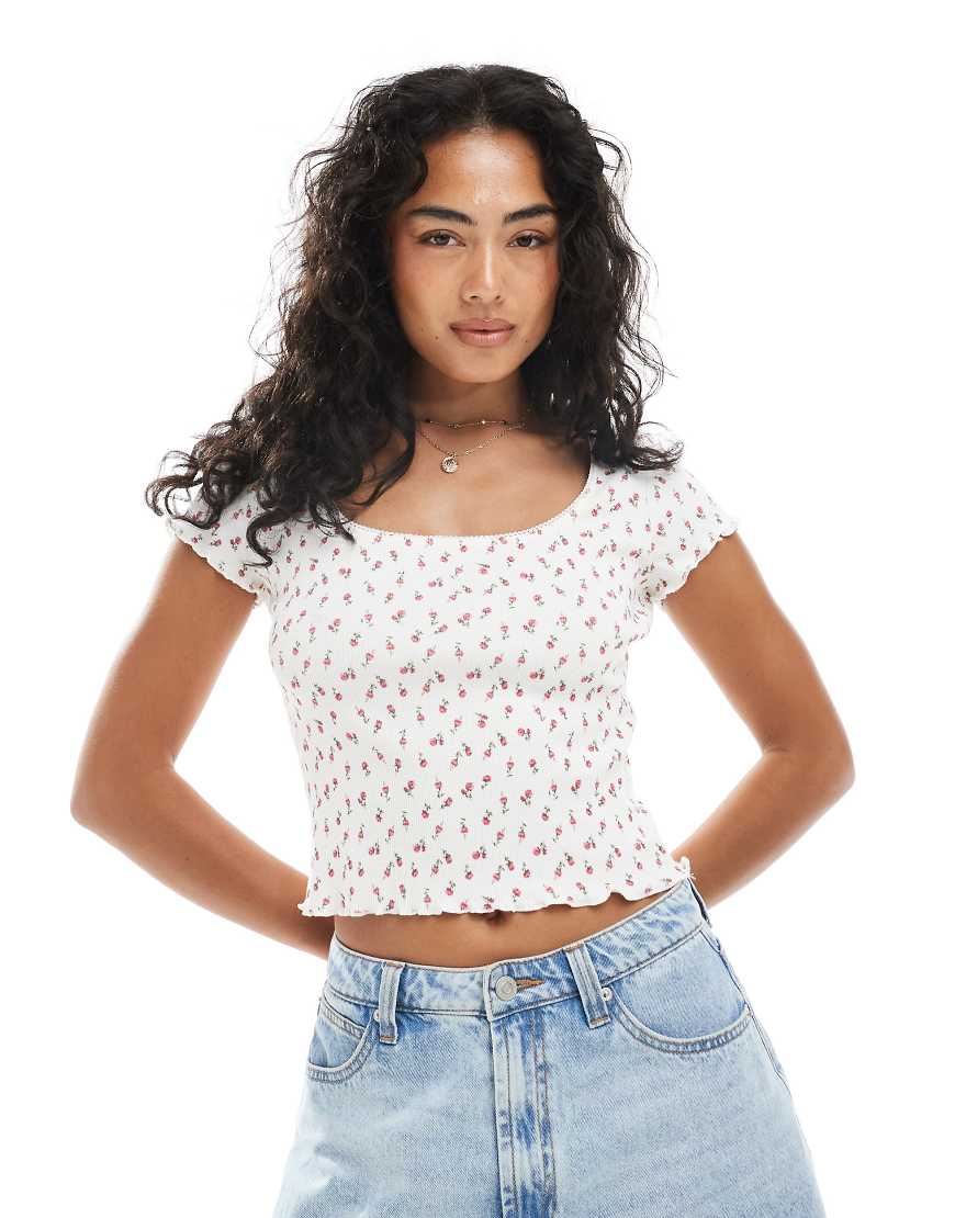 Miss Selfridge - Knapp geschnittenes T-Shirt in Weiß mit Blümchenmuster und eckigem Ausschnitt-Bunt von Miss Selfridge