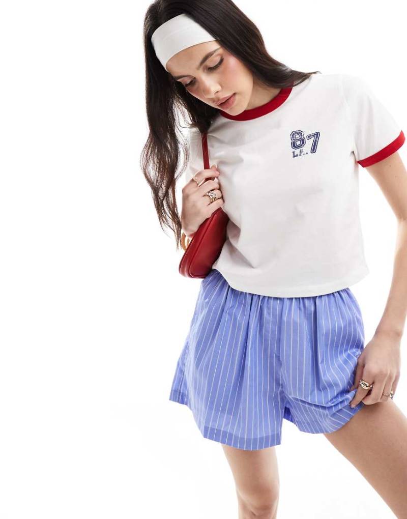 Miss Selfridge - Knapp geschnittenes T-Shirt in Weiß mit Grafik und kontrastierender Spitze in Rot von Miss Selfridge