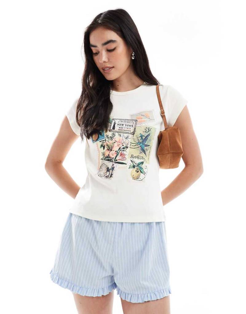Miss Selfridge - Knapp geschnittenes T-Shirt in Weiß mit Vintage-Postkarten-Grafikprint von Miss Selfridge