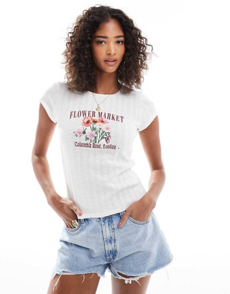 Miss Selfridge - Knapp geschnittenes T-Shirt mit Lochstickerei und „Flower Market"-Print-Weiß von Miss Selfridge