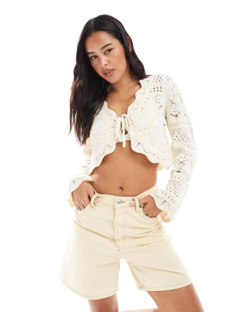 Miss Selfridge - Knappe Strickjacke aus Häkelstrick in Creme mit Bindebändern vorne-Weiß von Miss Selfridge