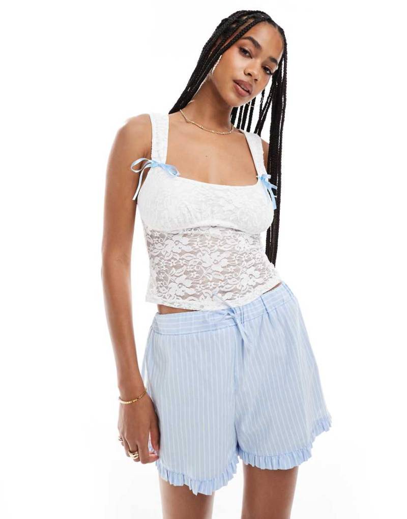 Miss Selfridge - Korsett-Oberteil aus Spitze in Weiß mit Schleifendetail Miss Selfridge - Korsett-Oberteil aus Spitze in Weiß mit Schleifendetail von Miss Selfridge