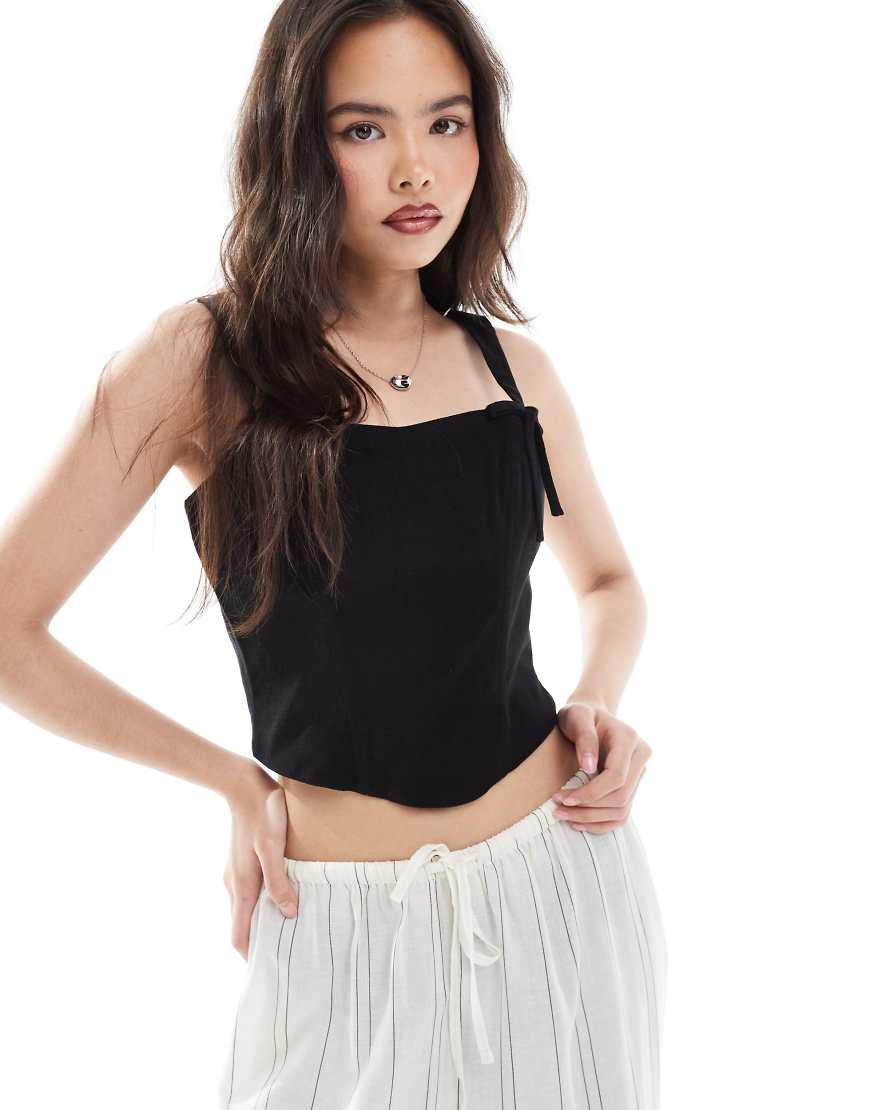 Miss Selfridge - Korsett-Top aus Leinenmix in Schwarz mit Schleifendetail Miss Selfridge - Korsett-Top aus Leinenmix in Schwarz mit Schleifendetail von Miss Selfridge